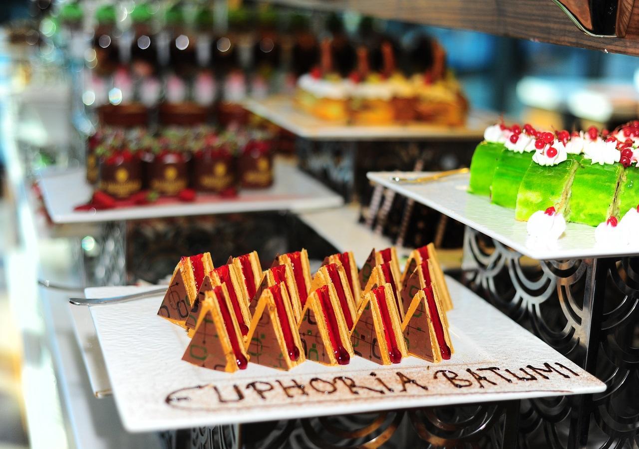 Euphoria Batumi Convention & Casino Hotel Εξωτερικό φωτογραφία A selection of cakes