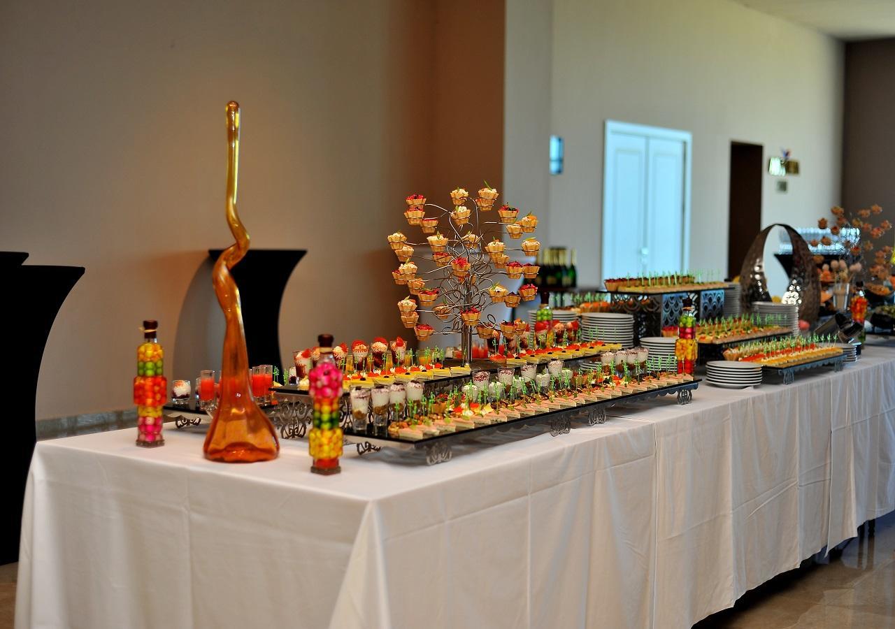 Euphoria Batumi Convention & Casino Hotel Εξωτερικό φωτογραφία A buffet table