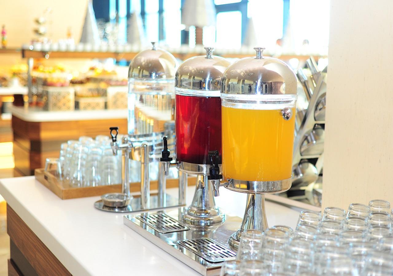 Euphoria Batumi Convention & Casino Hotel Εξωτερικό φωτογραφία Juice dispensers