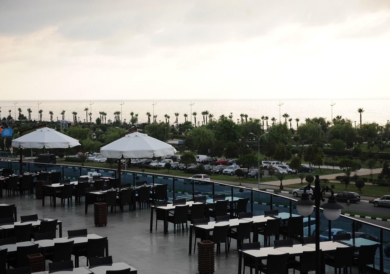 Euphoria Batumi Convention & Casino Hotel Εξωτερικό φωτογραφία The outdoor seating area at the restaurant