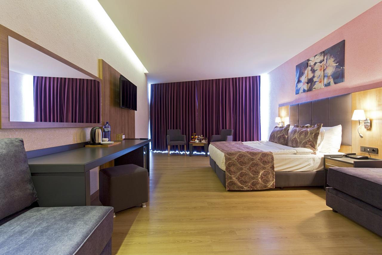 Euphoria Batumi Convention & Casino Hotel Εξωτερικό φωτογραφία A room at the hotel
