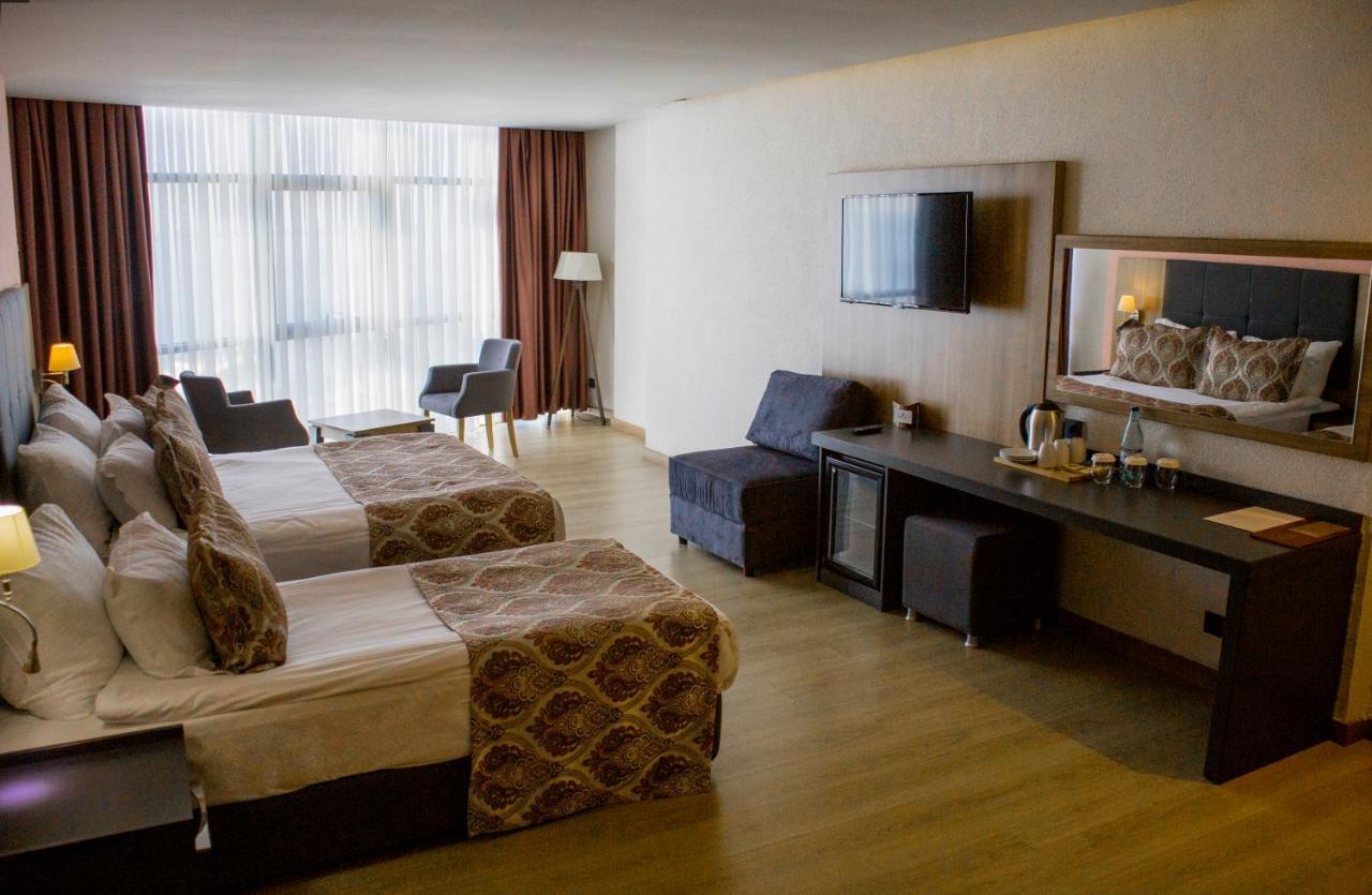 Euphoria Batumi Convention & Casino Hotel Εξωτερικό φωτογραφία A room at the hotel